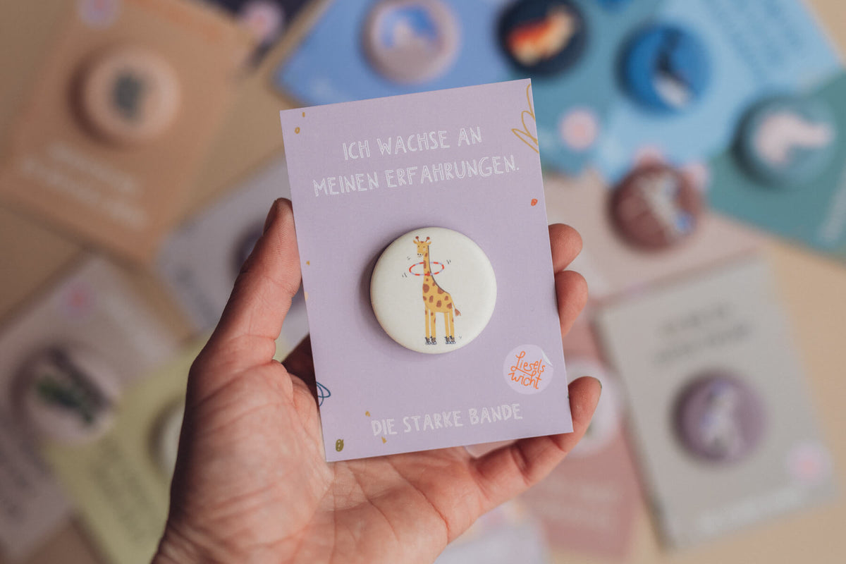 Button mit Affirmation - Giraffe - Ich wachse an meinen Erfahrungen - die starke Bande