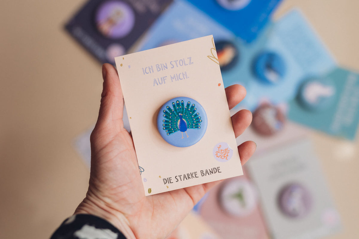 Button mit Affirmation - Pfau - Ich bin stolz auf mich - die starke Bande