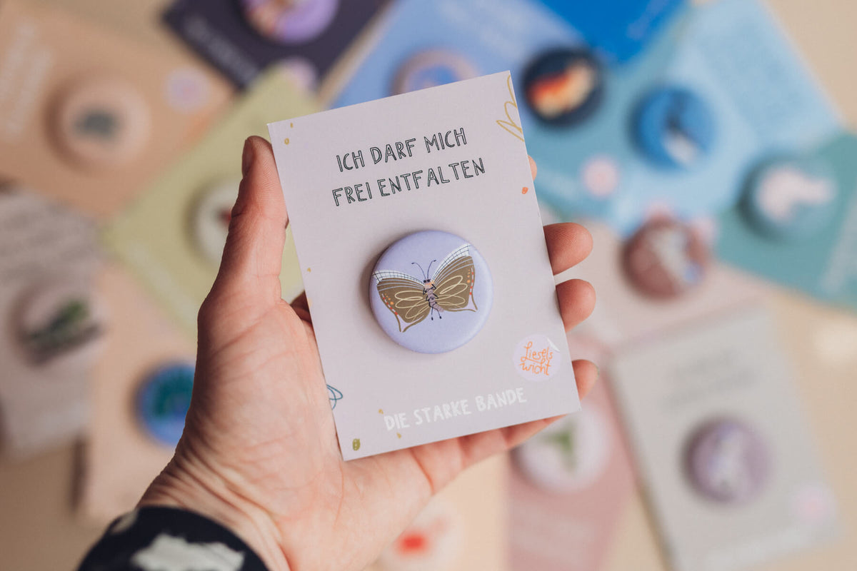Button mit Affirmation - Schmetterling - frei entfalten - die starke Bande