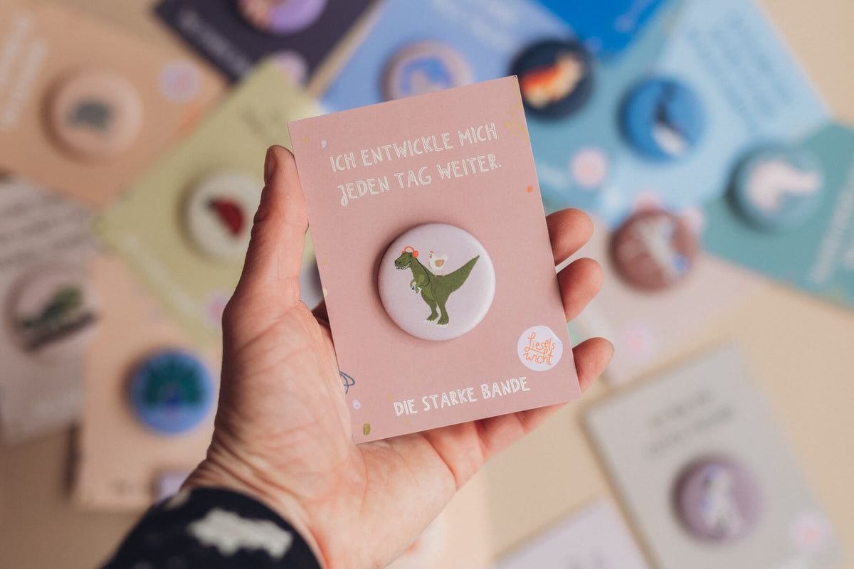 Button mit Affirmation - T-Rex - Ich entwickle mich jeden Tag weiter - die starke Bande