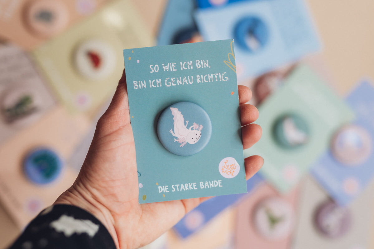 Button mit Affirmation - Axolotl - So wie ich bin, bin ich genau richtig - die starke Bande