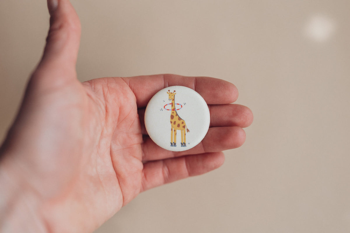 Button mit Affirmation - Giraffe - Ich wachse an meinen Erfahrungen - die starke Bande