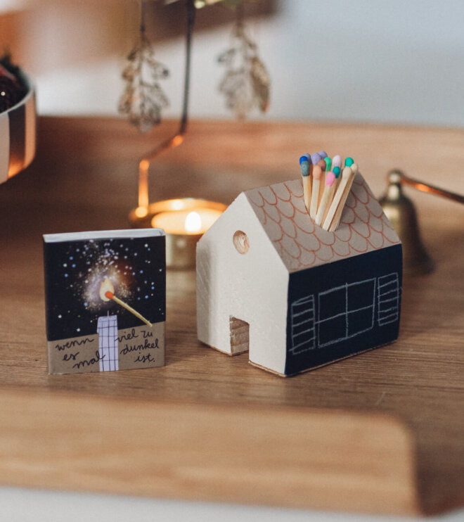 Streichholzhäuschen mit Streichholzschachtel - viel zu dunkel