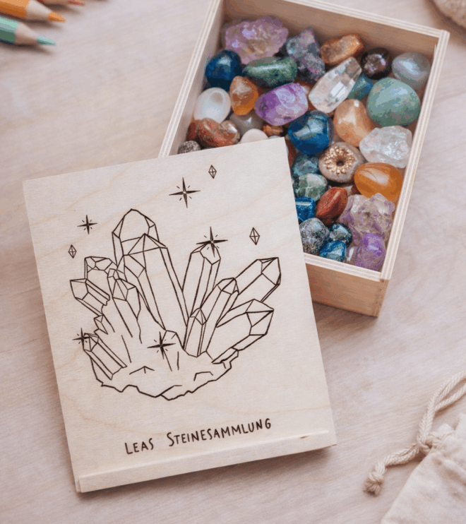 graviertes Holzkästchen mit Edelsteinmotiv. Steinesammlung