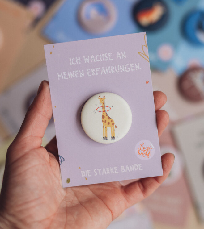 Button mit Affirmation - Giraffe - Ich wachse an meinen Erfahrungen - die starke Bande