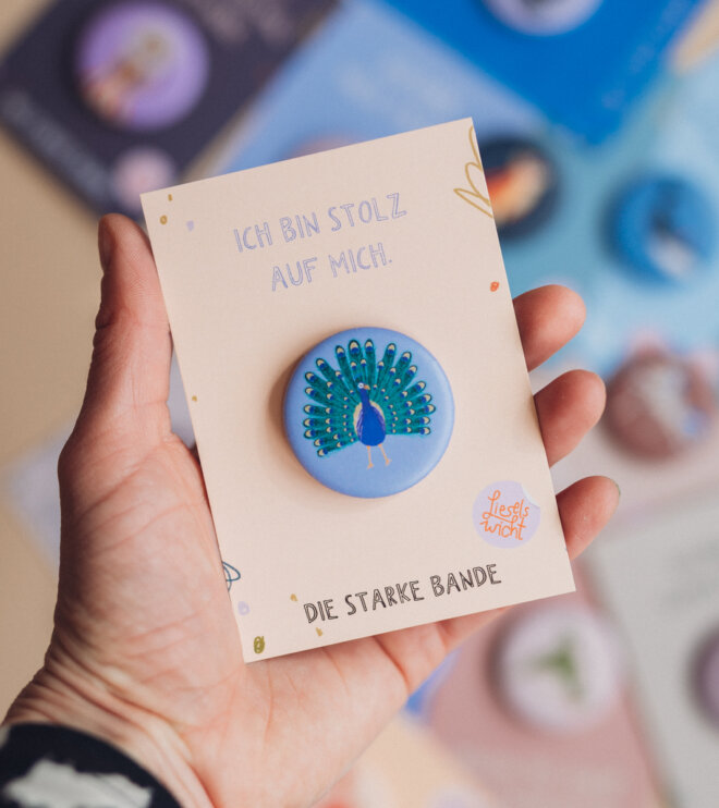 Button mit Affirmation - Pfau - Ich bin stolz auf mich - die starke Bande