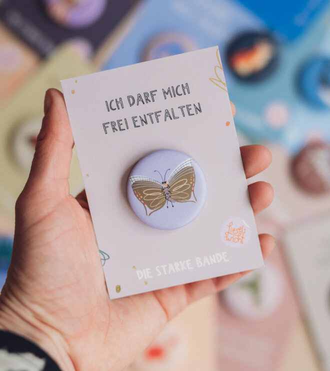 Button mit Affirmation - Schmetterling - frei entfalten - die starke Bande